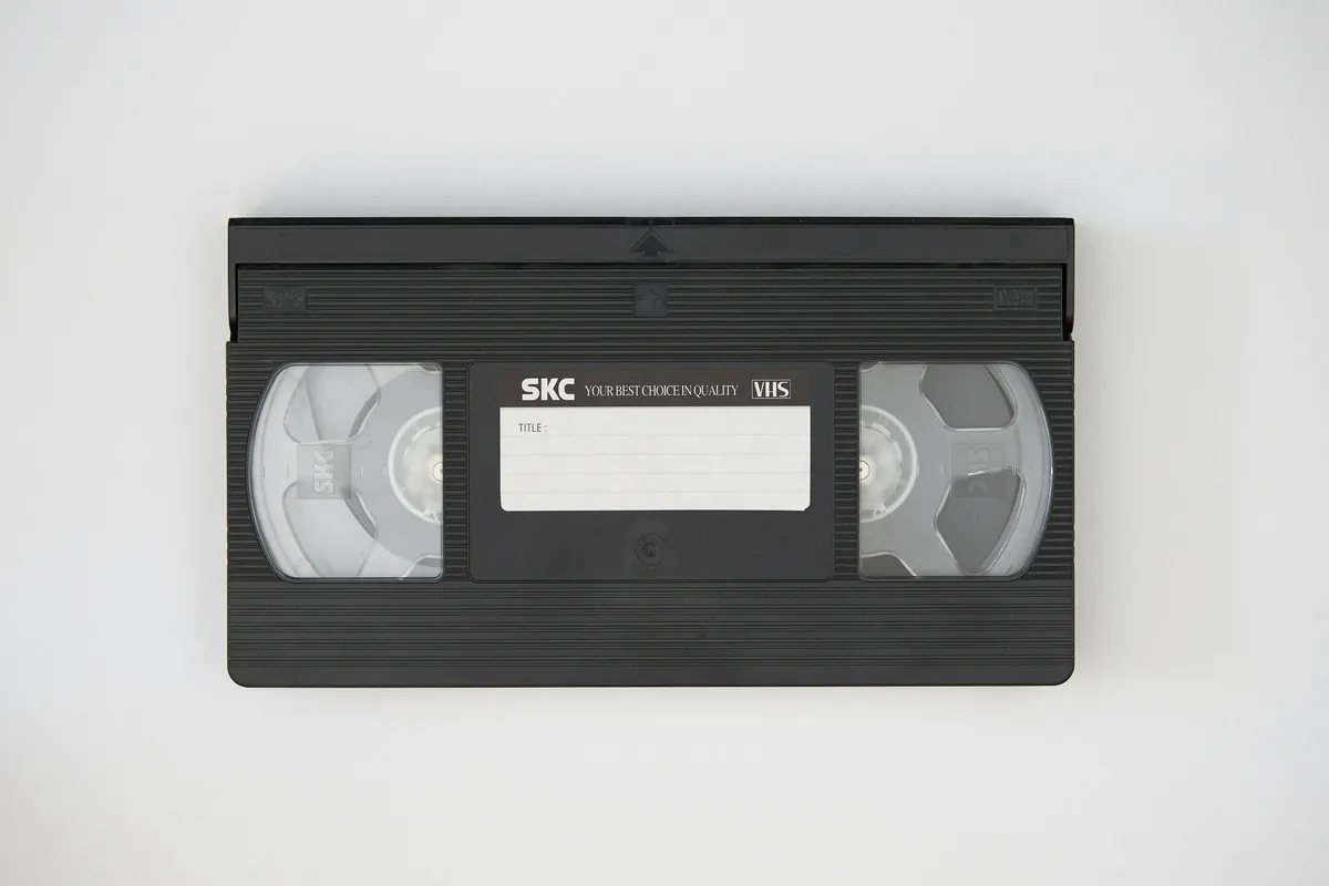 Cassetta VHS da trasferire su chiavetta USB o cloud, servizio di digitalizzazione Decibel a Vigevano